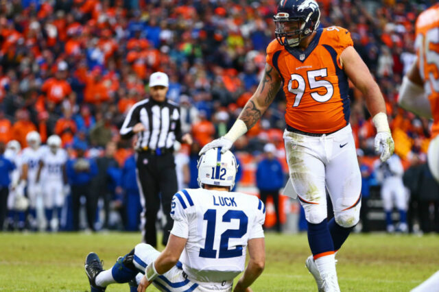 Denver Broncos sign Derek Wolfe