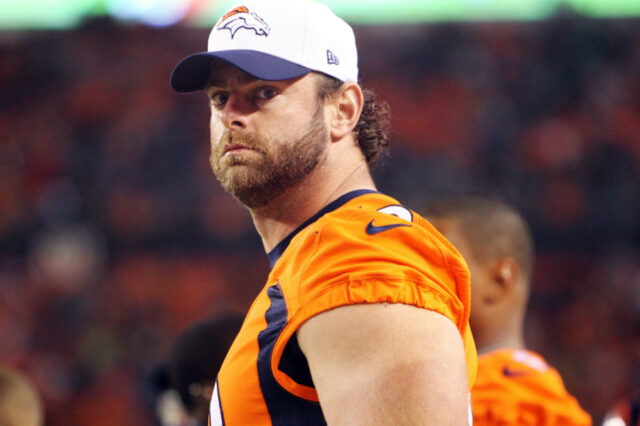 Evan Mathis signs