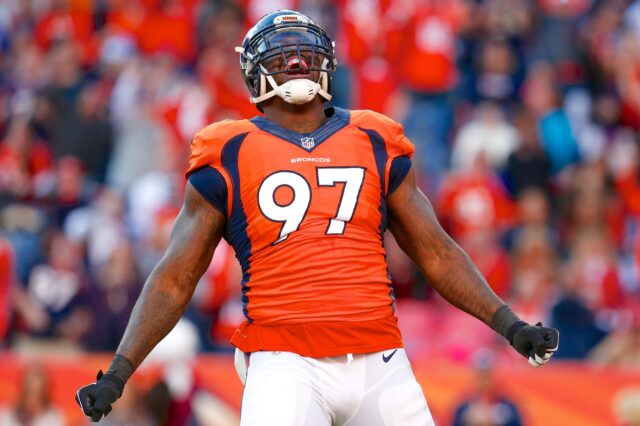 Malik Jackson signs