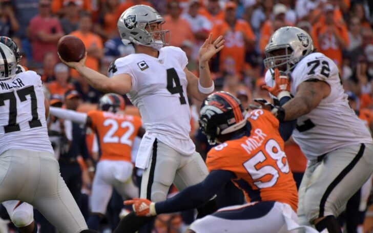 Derek Carr passes from a clean pocket. Credit: Kirby Lee, USA TODAY Sports.