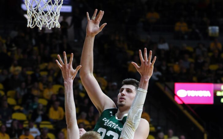 Nico Carvacho scores over a Wyoming player. Credit: Troy Babbitt, USA TODAY Sports.