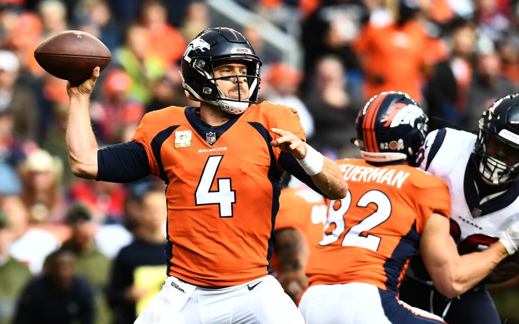 Case Keenum throws. Credit: Ron Chenoy, USA TODAY Sports.