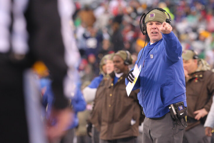 New York Giants head coach Pat Shurmur yells at side judge Jeff Lamberth (21) during the third quarter against the Green Bay Packers at MetLife Stadium.