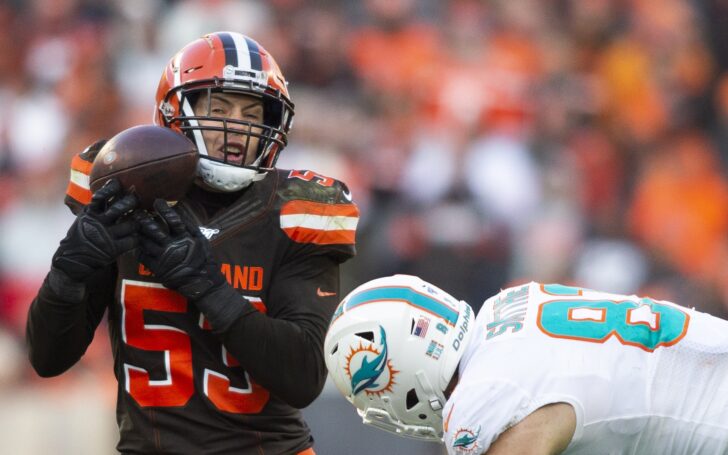 Joe Schobert picks off a pass. Credit: Scott Galvin, USA TODAY Sports.