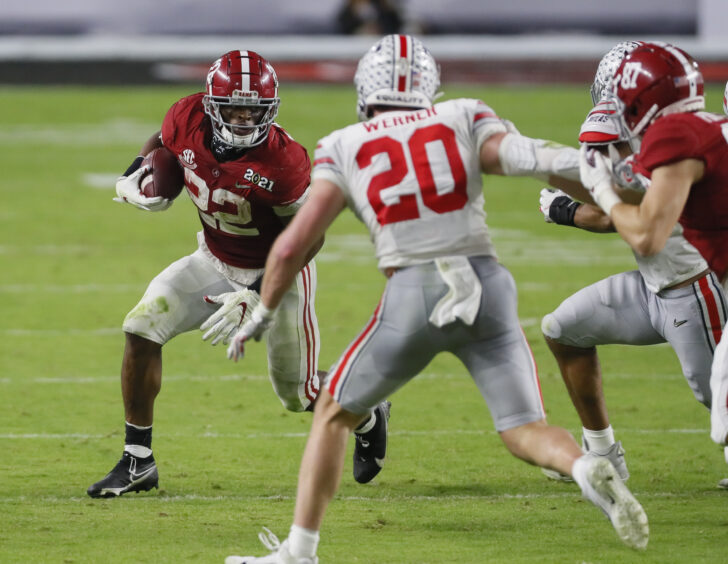 Alabama Crimson Tide running back Najee Harris (22) rushes upfield toward Ohio State Buckeyes linebacker Pete Werner (20) during the second quarter of the College Football Playoff National Championship at Hard Rock Stadium in Miami Gardens, Fla.