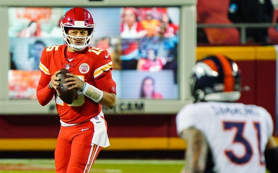 Patrick Mahomes faces Justin Simmons and the Broncos in 2020. Credit: Jay Biggerstaff, USA TODAY Sports.