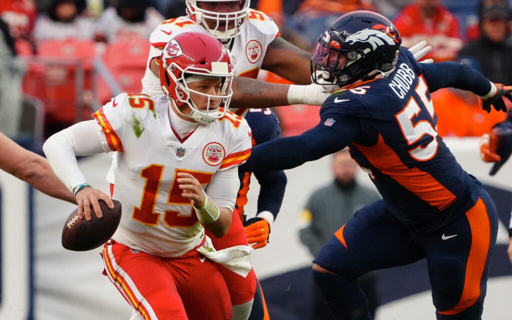 Bradley Chubb rushes Patrick Mahomes. Credit: Ron Chenoy, USA TODAY Sports.