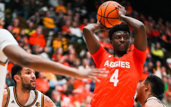 Isaiah Stevens dishes an assist between three Wyoming Cowboys on Friday night. Credit: Lucas Boland, The Coloradoan - USA TODAY Sports Network.