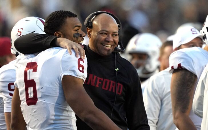 David Shaw on the sidelines with Stanford in 2022.