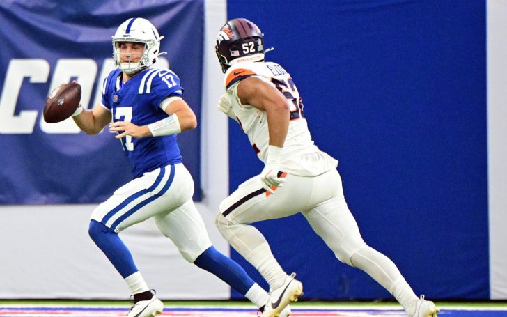 Jonah Elliss chases a Colts quarterback.