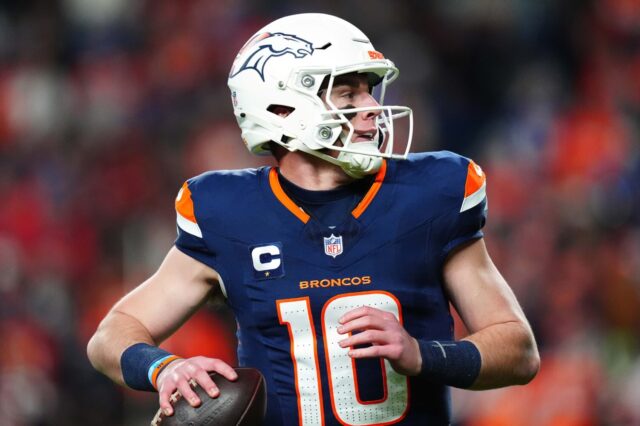 Bo Nix stands ready to throw.