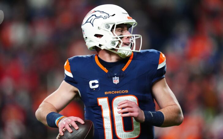 Bo Nix stands ready to throw.