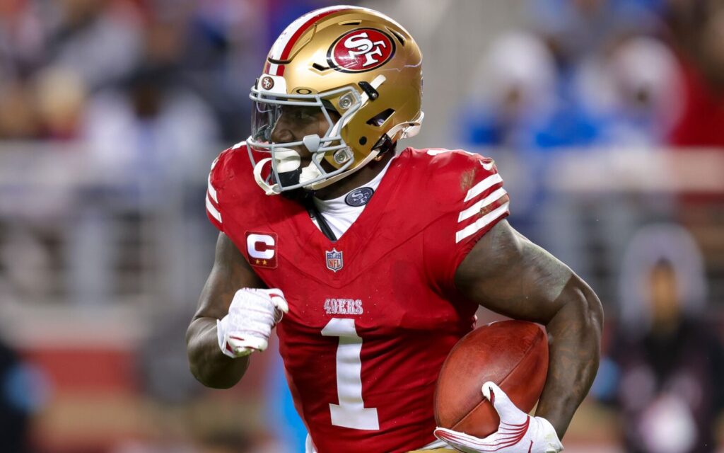 Deebo Samuel runs with the ball in 49ers uniform.