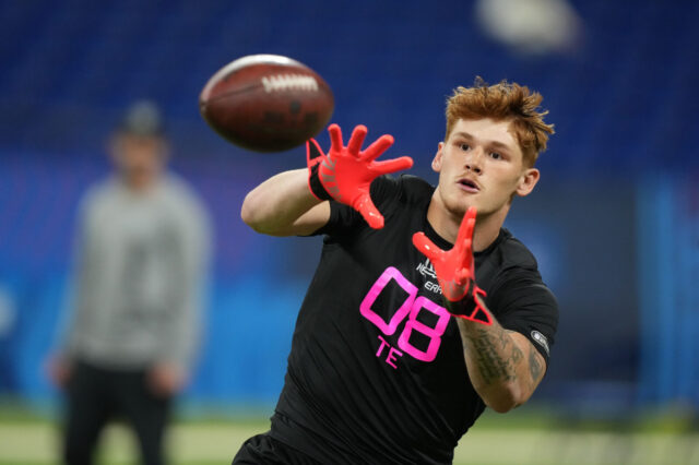 Oregon tight end Terrance Ferguson (TE08) participates in drills during the 2025 NFL Combine at Lucas Oil Stadium. Mandatory Credit: Kirby Lee-Imagn Images