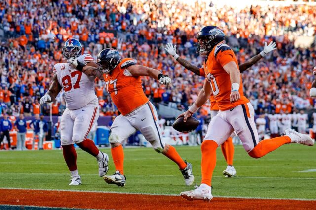Bo Nix runs the go-ahead touchdown in late in the 4th quarter.