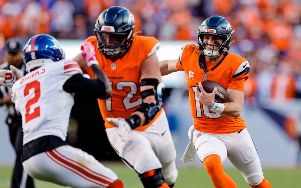 Garett Bolles blocks for Bo Nix against the Giants on one of Nix's touchdown runs.