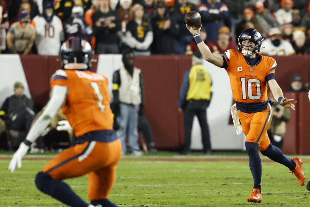 Bo Nix throws to Evan Engram.