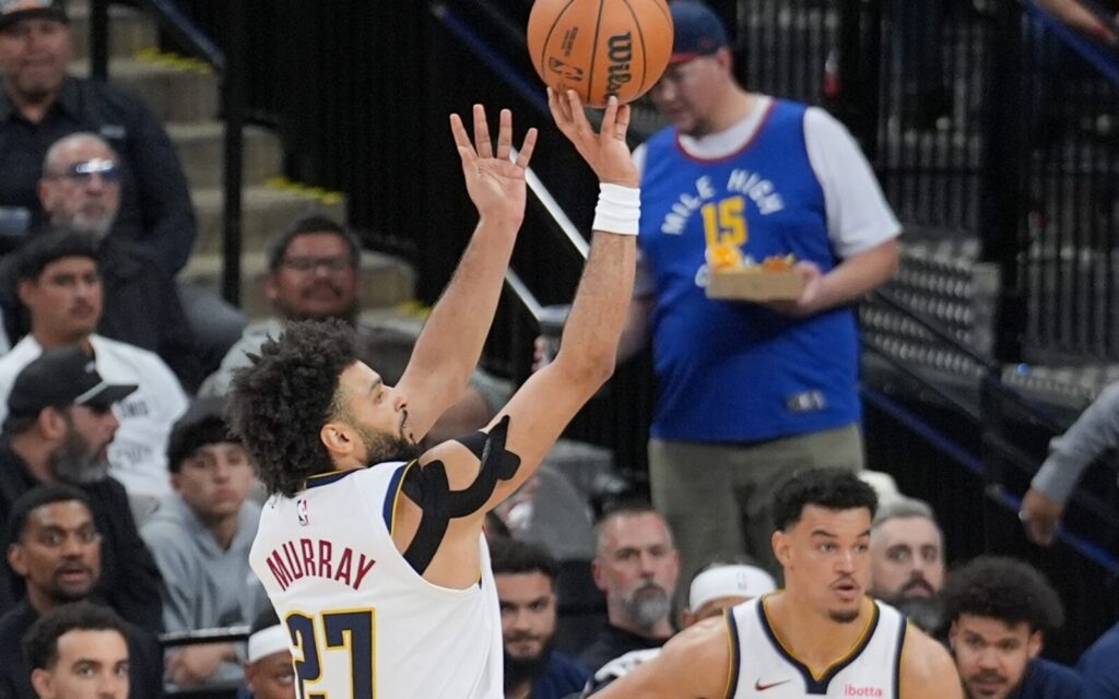 Jamal Murray shoots a 3 in the 4th quarter.